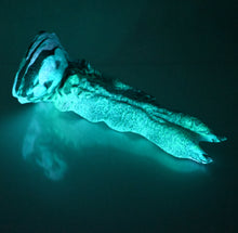 Load image into Gallery viewer, V3SDG87 Snark's Maw Medium 0030 UV GITD