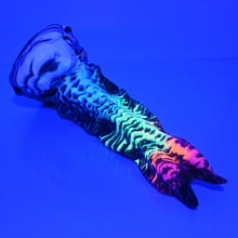 Load image into Gallery viewer, V3MBM08 Snark's Maw Medium 0050 UV GITD