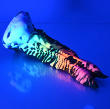 Load image into Gallery viewer, V2SDM15 Snark's Maw Small 0030 UV GITD