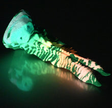 Load image into Gallery viewer, V2SDM15 Snark's Maw Small 0030 UV GITD