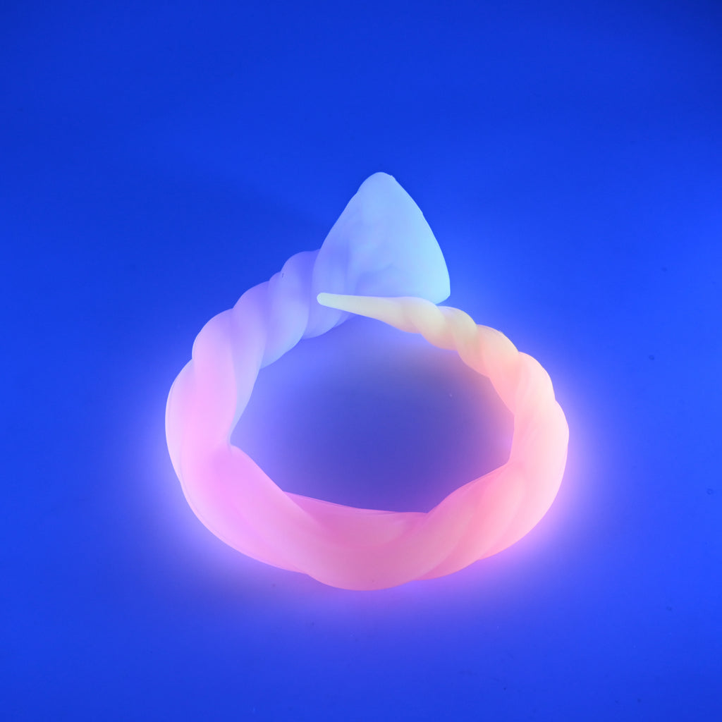 S3SJU06 Sera's Horn Medium 0030 UV GITD
