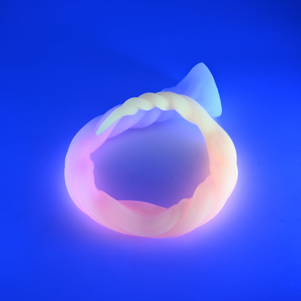 S4SJU08 Sera's Horn Large 0030 UV GITD