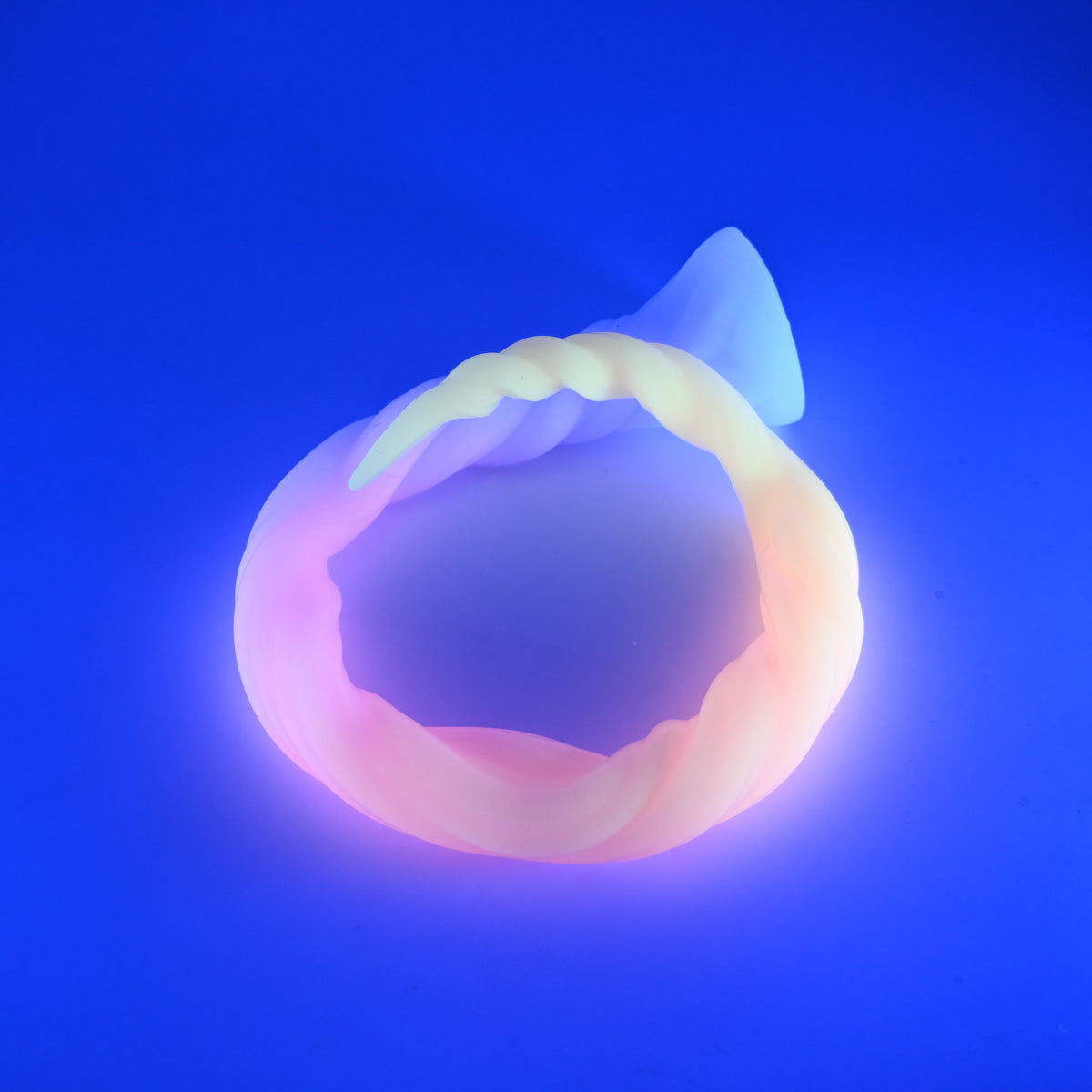 S4SJU08 Sera's Horn Large 0030 UV GITD
