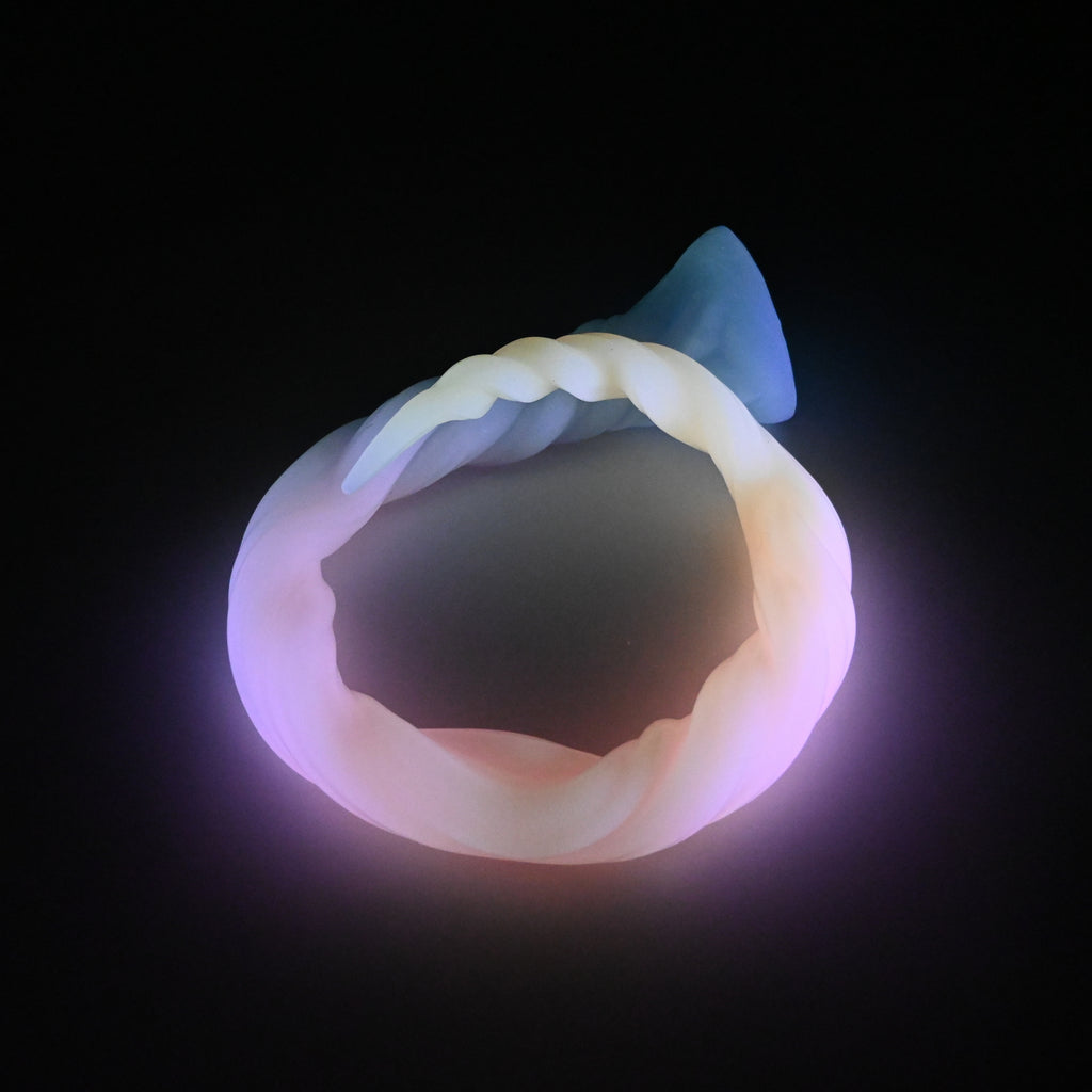 S4SJU08 Sera's Horn Large 0030 UV GITD