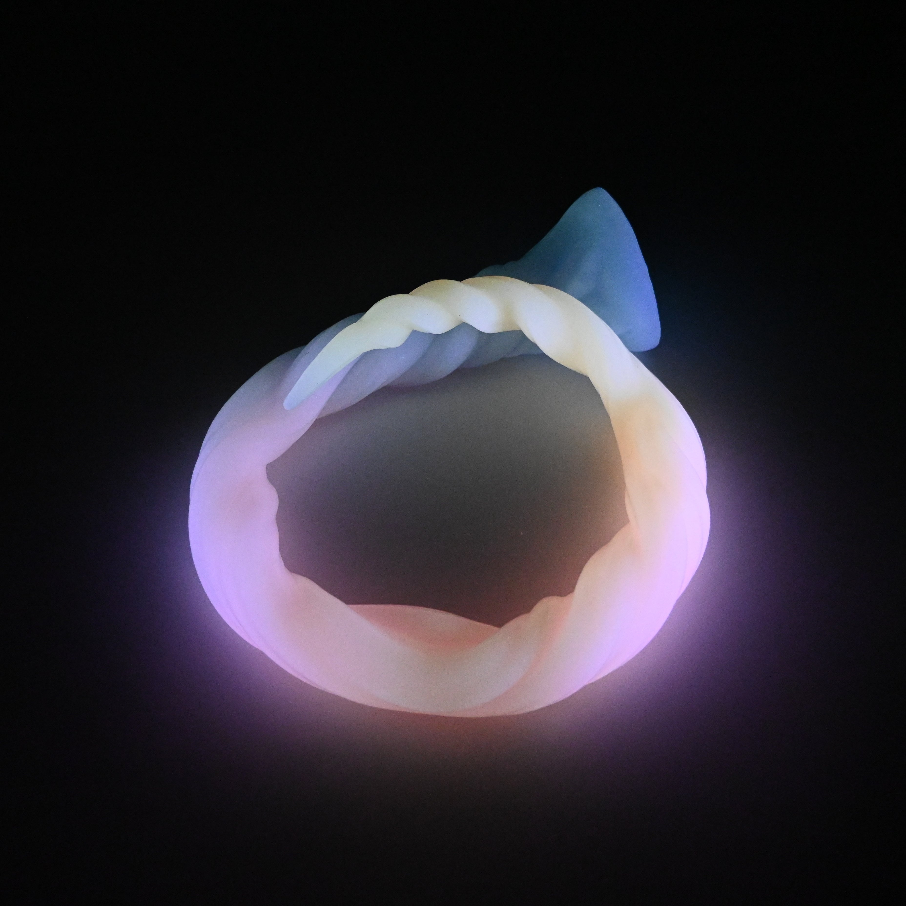 S4SJU08 Sera's Horn Large 0030 UV GITD