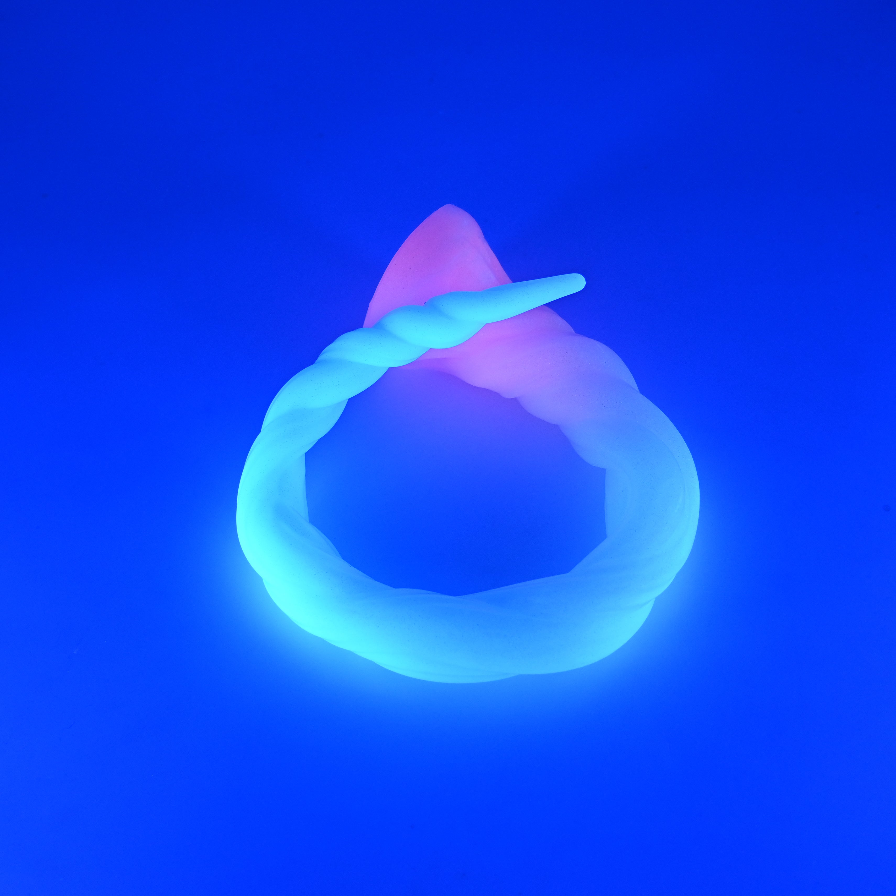 S3SJW04 Sera's Horn Medium 0030 UV GITD