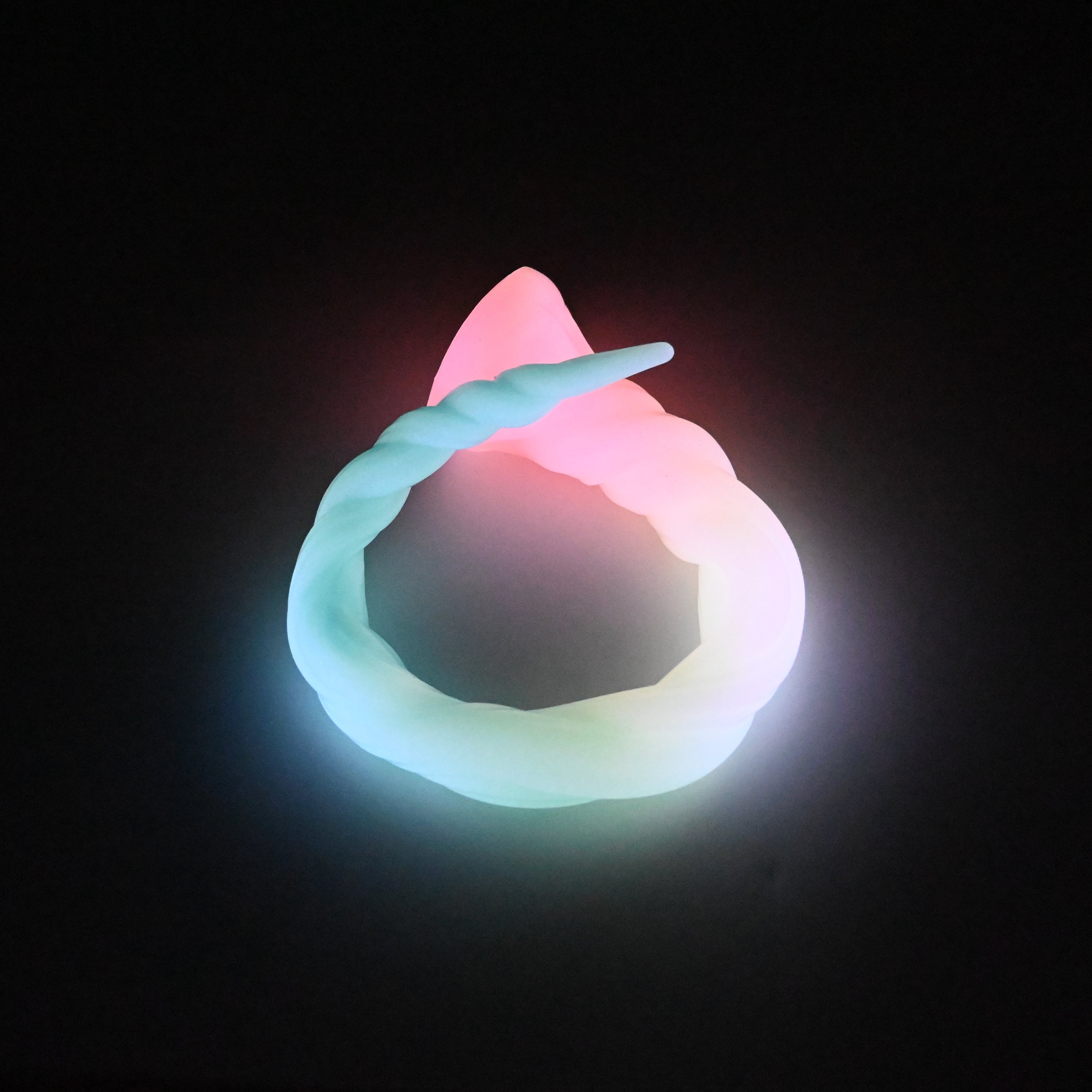S3SJW04 Sera's Horn Medium 0030 UV GITD