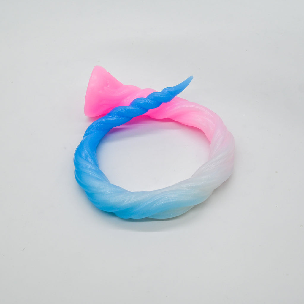 S4SJW06 Sera's Horn Large 0030 UV GITD