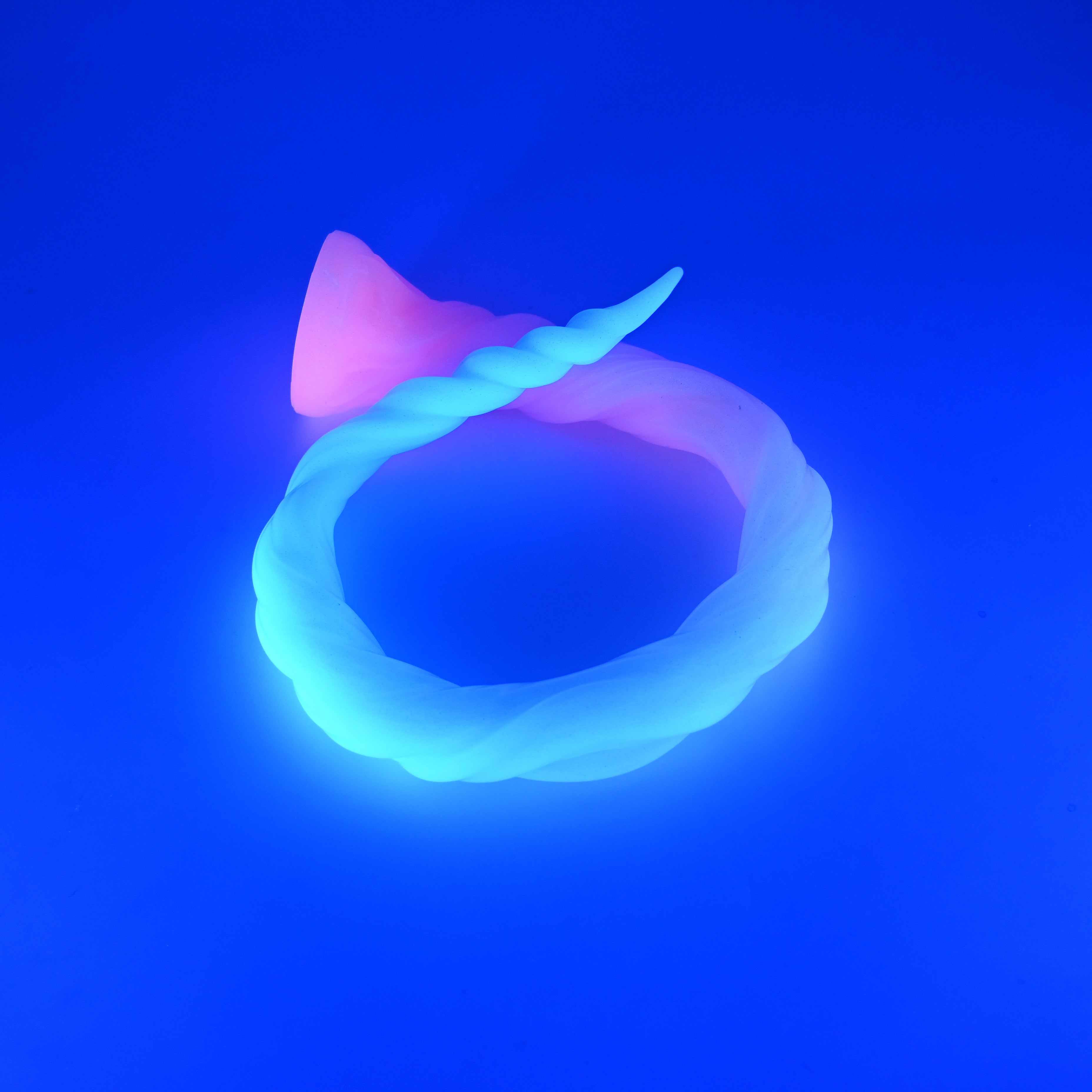 S4SJW06 Sera's Horn Large 0030 UV GITD