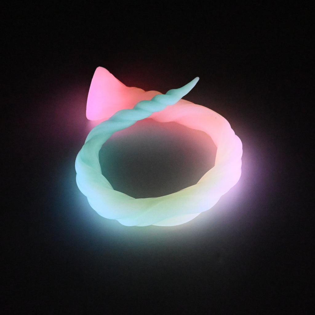 S4SJW06 Sera's Horn Large 0030 UV GITD