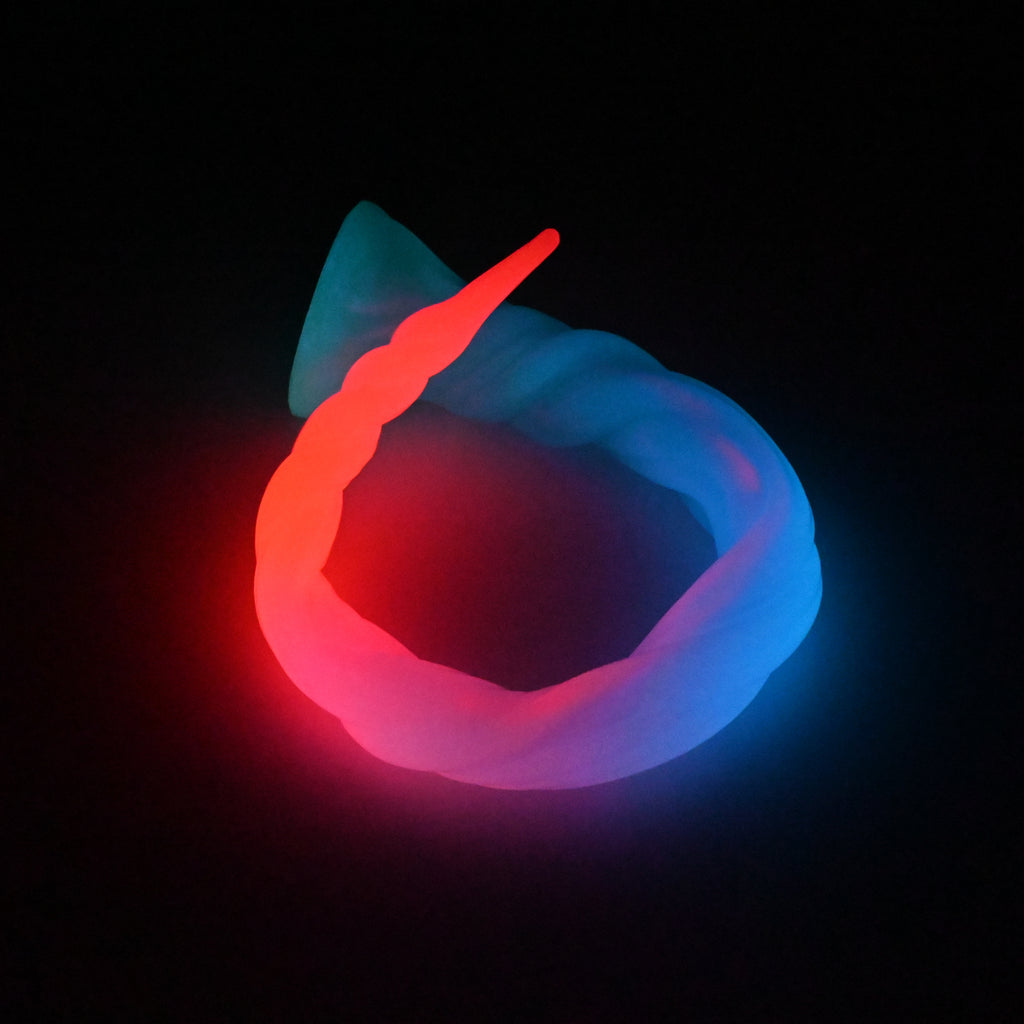 S3MKA08 Sera's Horn Medium 0050 UV GITD