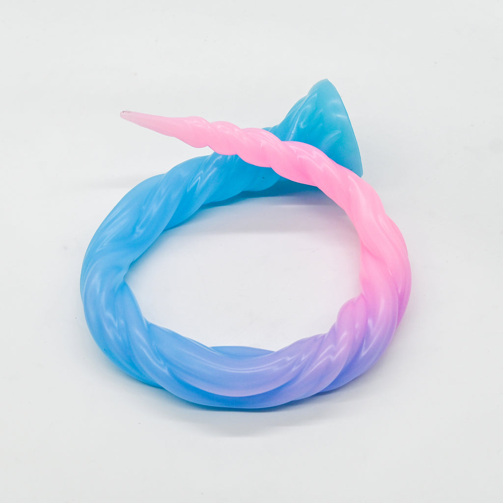 S4MKA09 Sera's Horn Large 0050 UV GITD