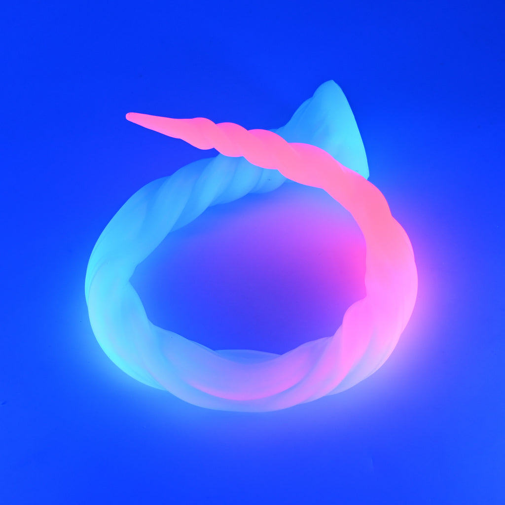 S4MKA09 Sera's Horn Large 0050 UV GITD
