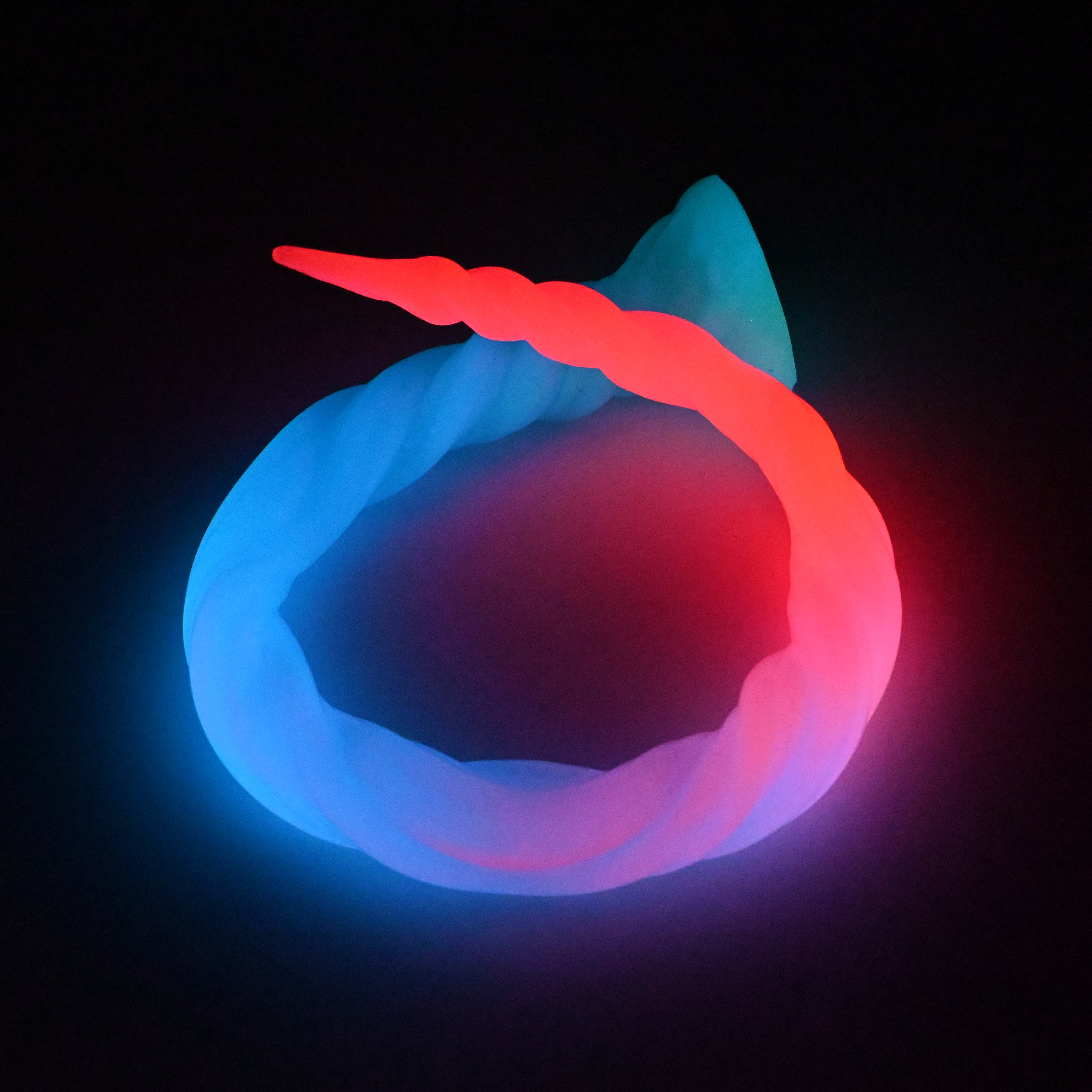 S4MKA09 Sera's Horn Large 0050 UV GITD