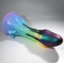 Load image into Gallery viewer, U4SDV81 Vaeriya O/S 0030 UV GITD CS
