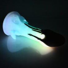 Load image into Gallery viewer, U4SDV81 Vaeriya O/S 0030 UV GITD CS
