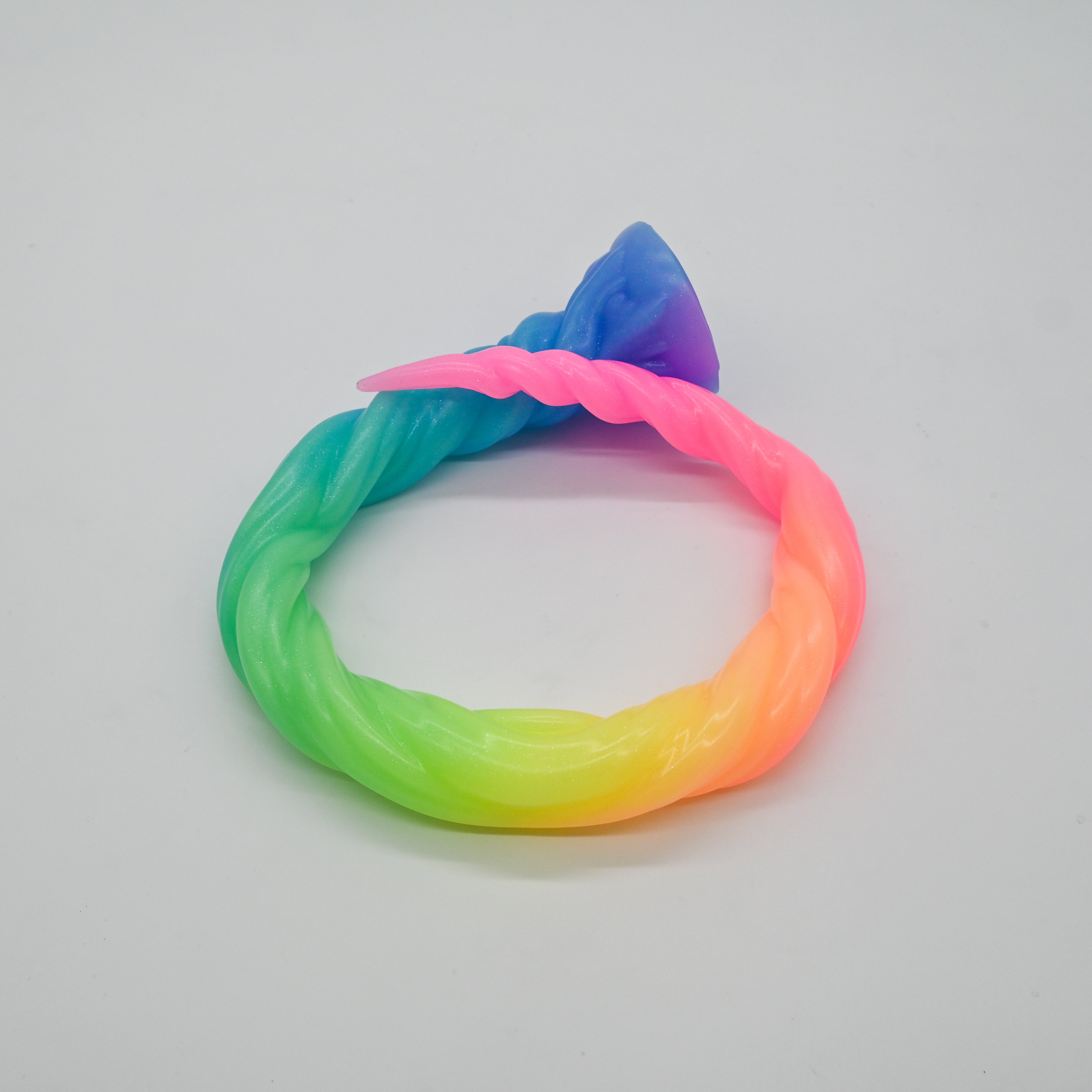 S4MJM18 Sera's Horn Large 0050 UV GITD