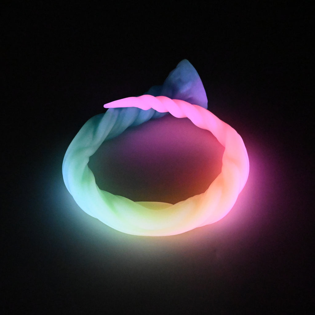 S4MJM18 Sera's Horn Large 0050 UV GITD