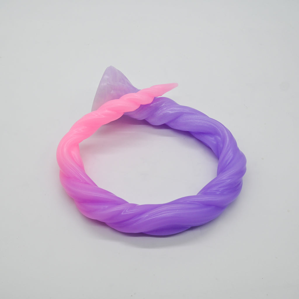 S4MJM19 Sera's Horn Large 0050 UV GITD