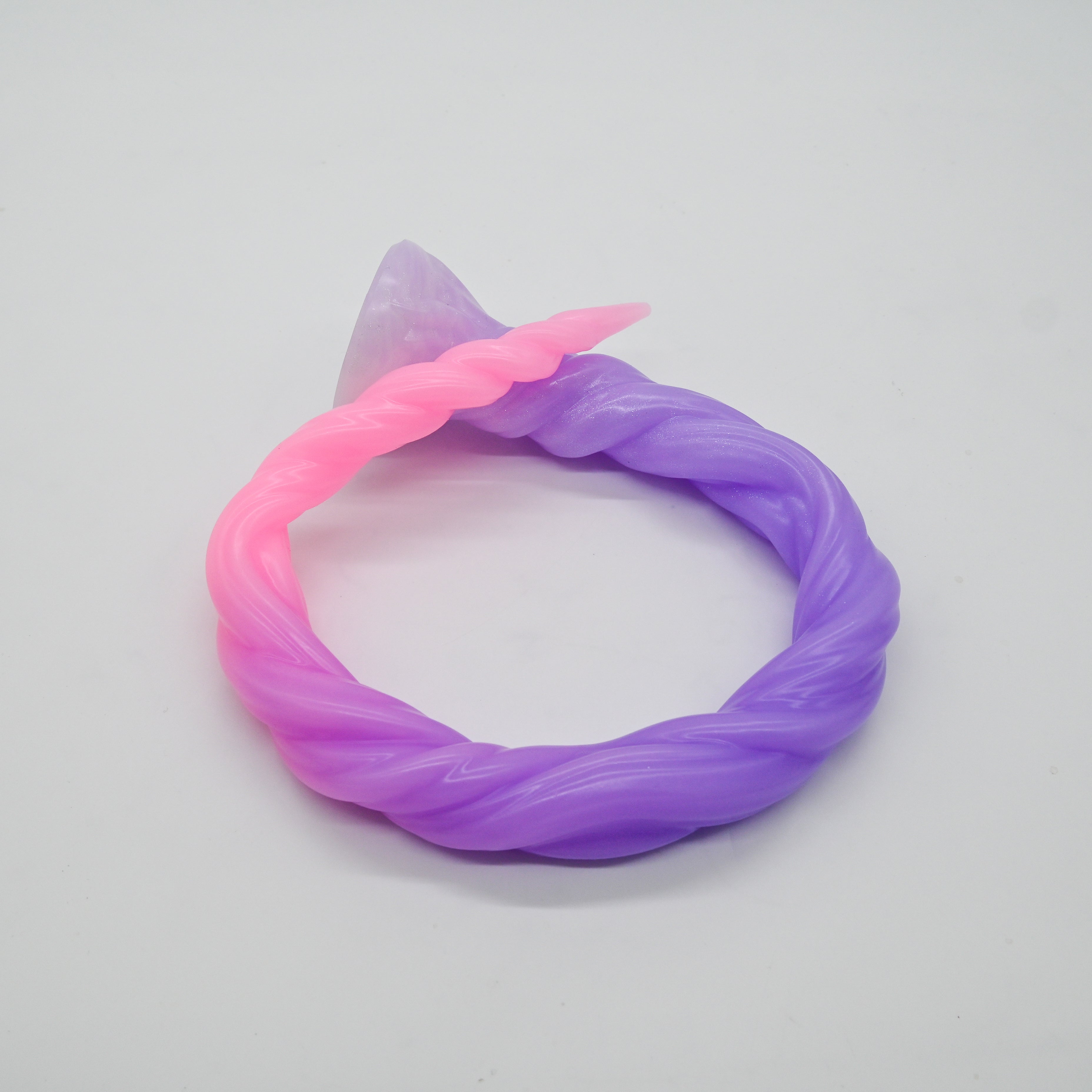 S4MJM19 Sera's Horn Large 0050 UV GITD