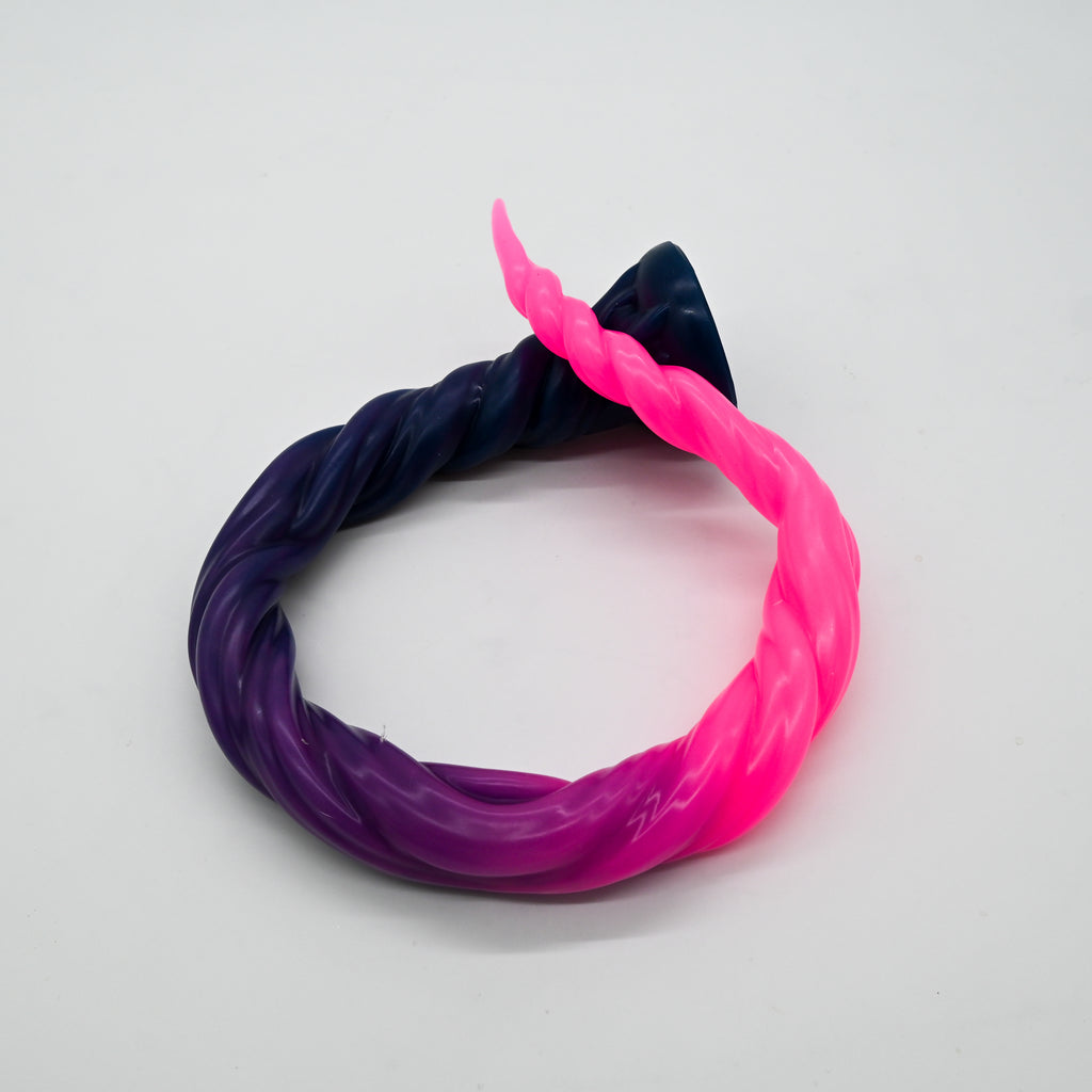 S4MJM20 Sera's Horn Large 0050 UV GITD