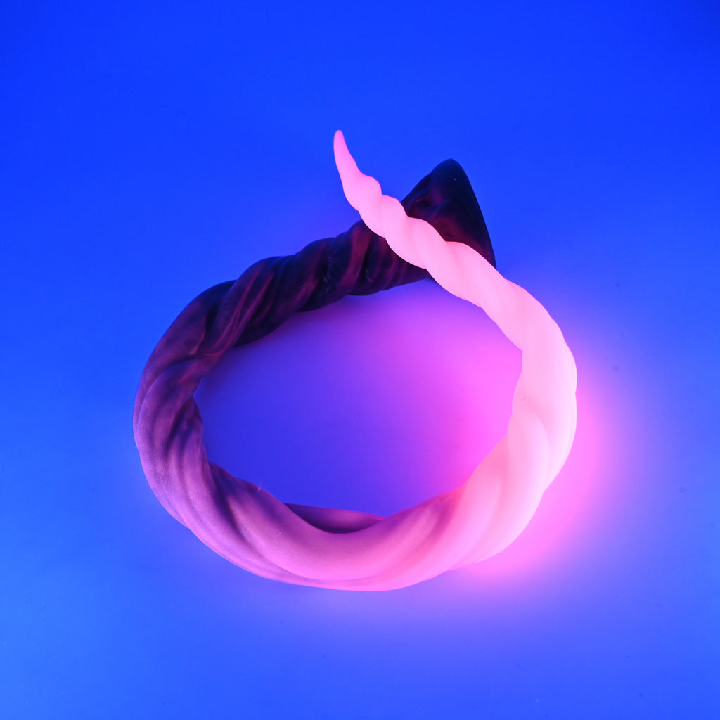 S4MJM20 Sera's Horn Large 0050 UV GITD