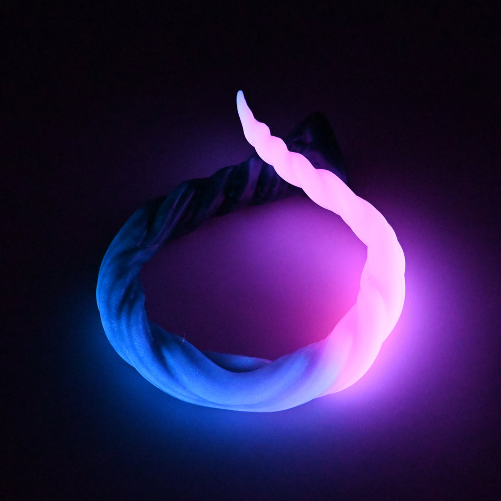 S4MJM20 Sera's Horn Large 0050 UV GITD