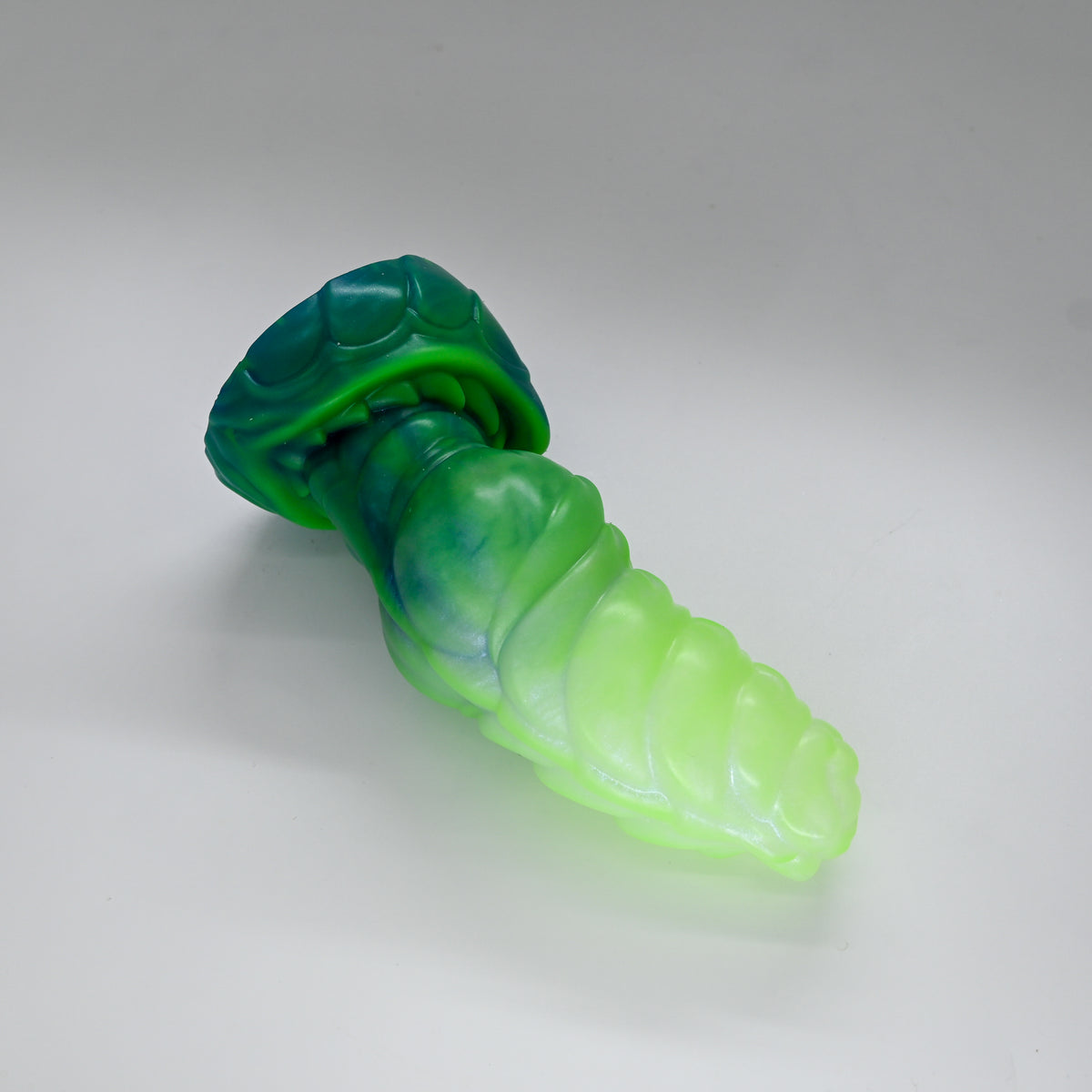 P2MKR68 Pluto Small 0050 UV GITD CS