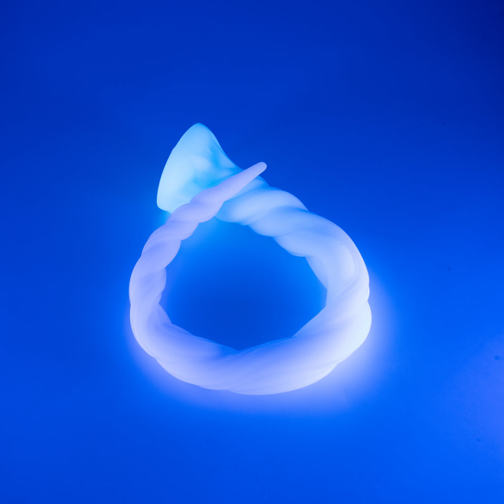S3MJQ41 Sera's Horn Medium 0050 UV GITD