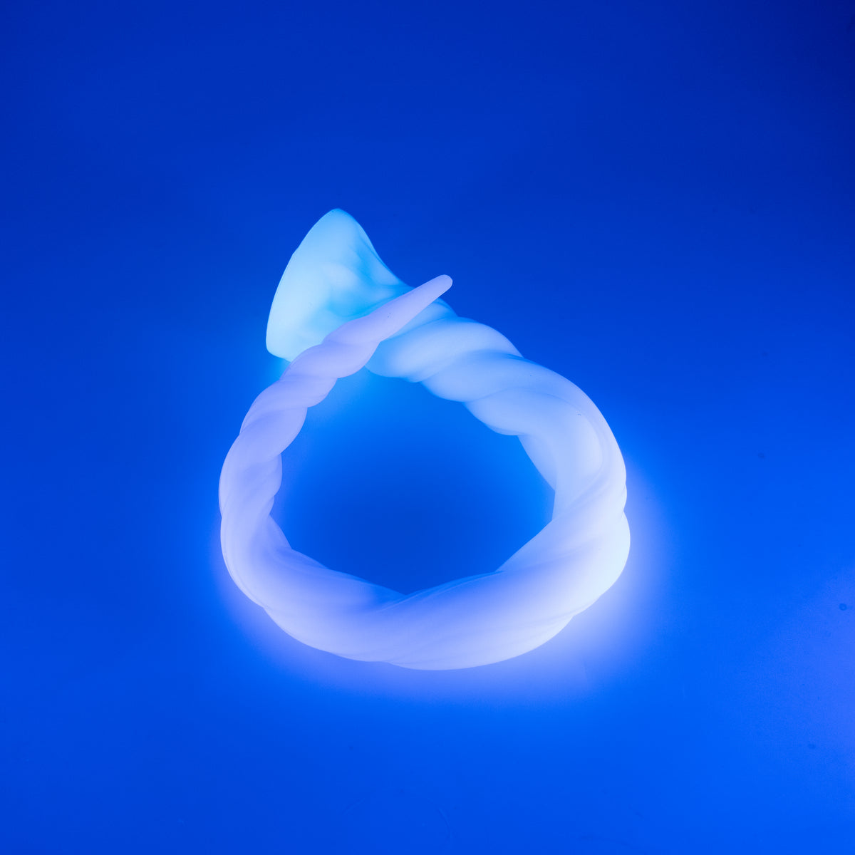 S3MJQ41 Sera's Horn Medium 0050 UV GITD