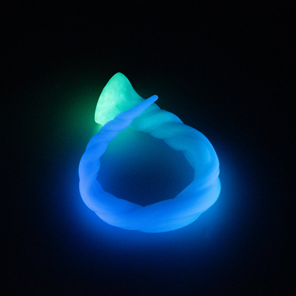 S3MJQ41 Sera's Horn Medium 0050 UV GITD