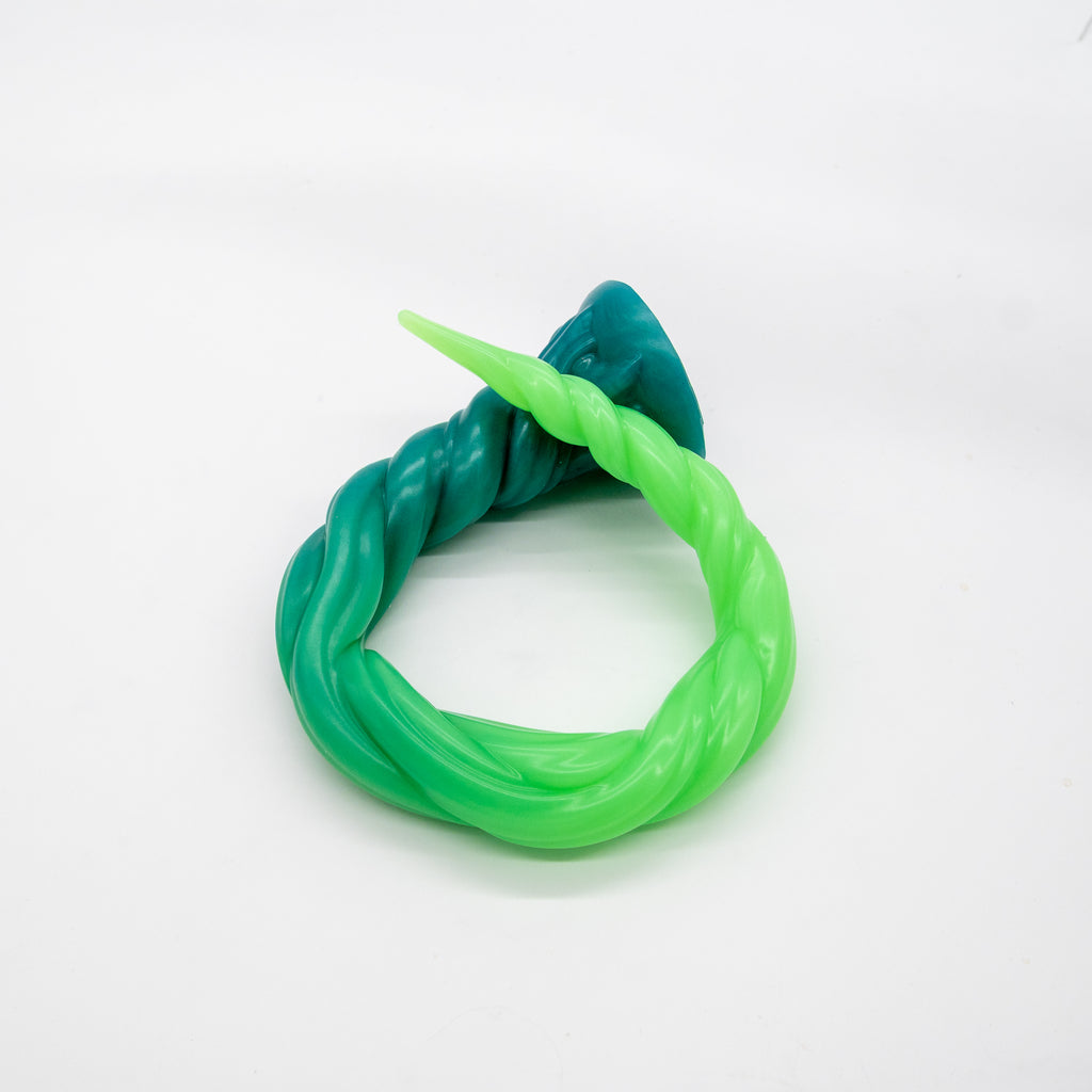 S3MJQ42 Sera's Horn Medium 0050 UV GITD