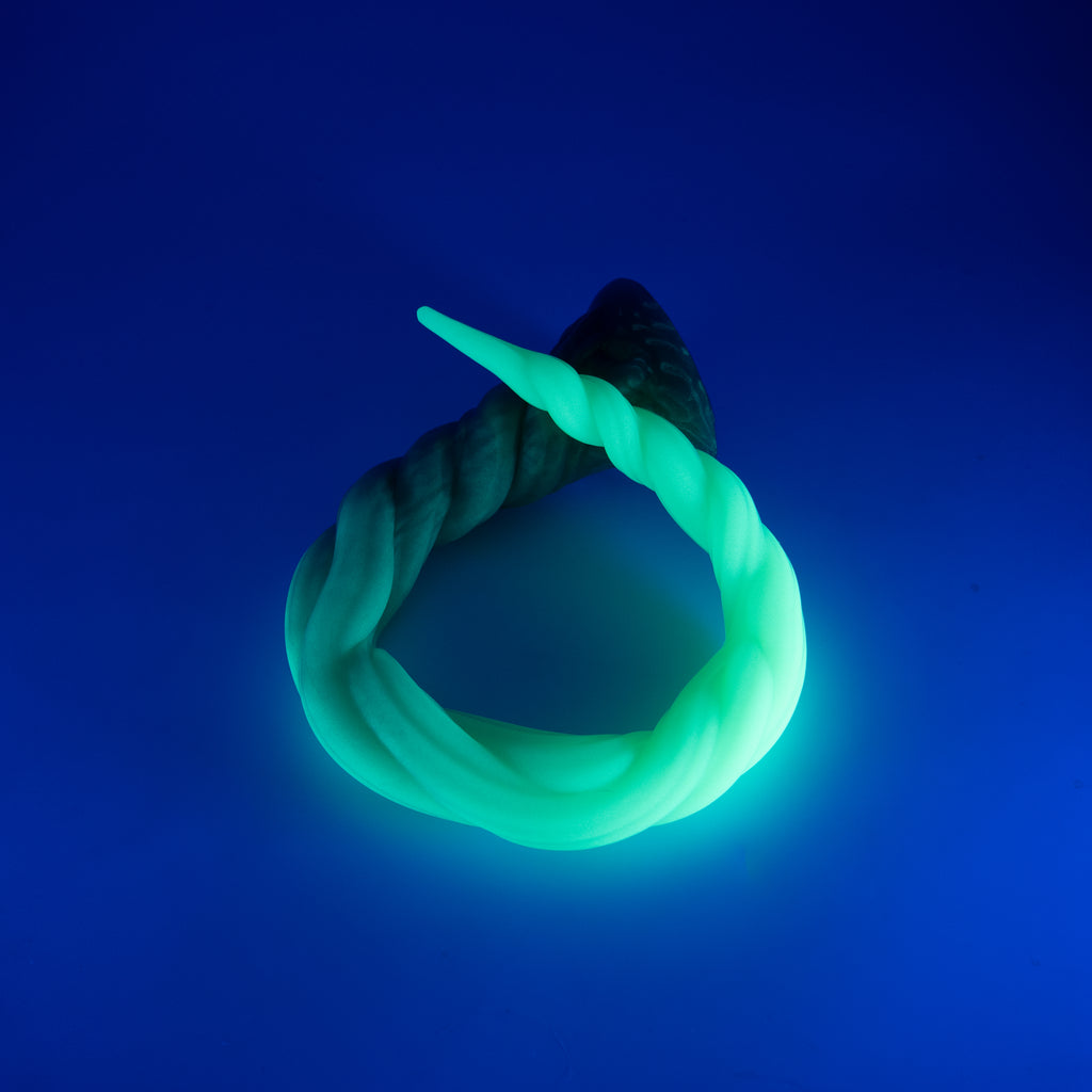 S3MJQ42 Sera's Horn Medium 0050 UV GITD