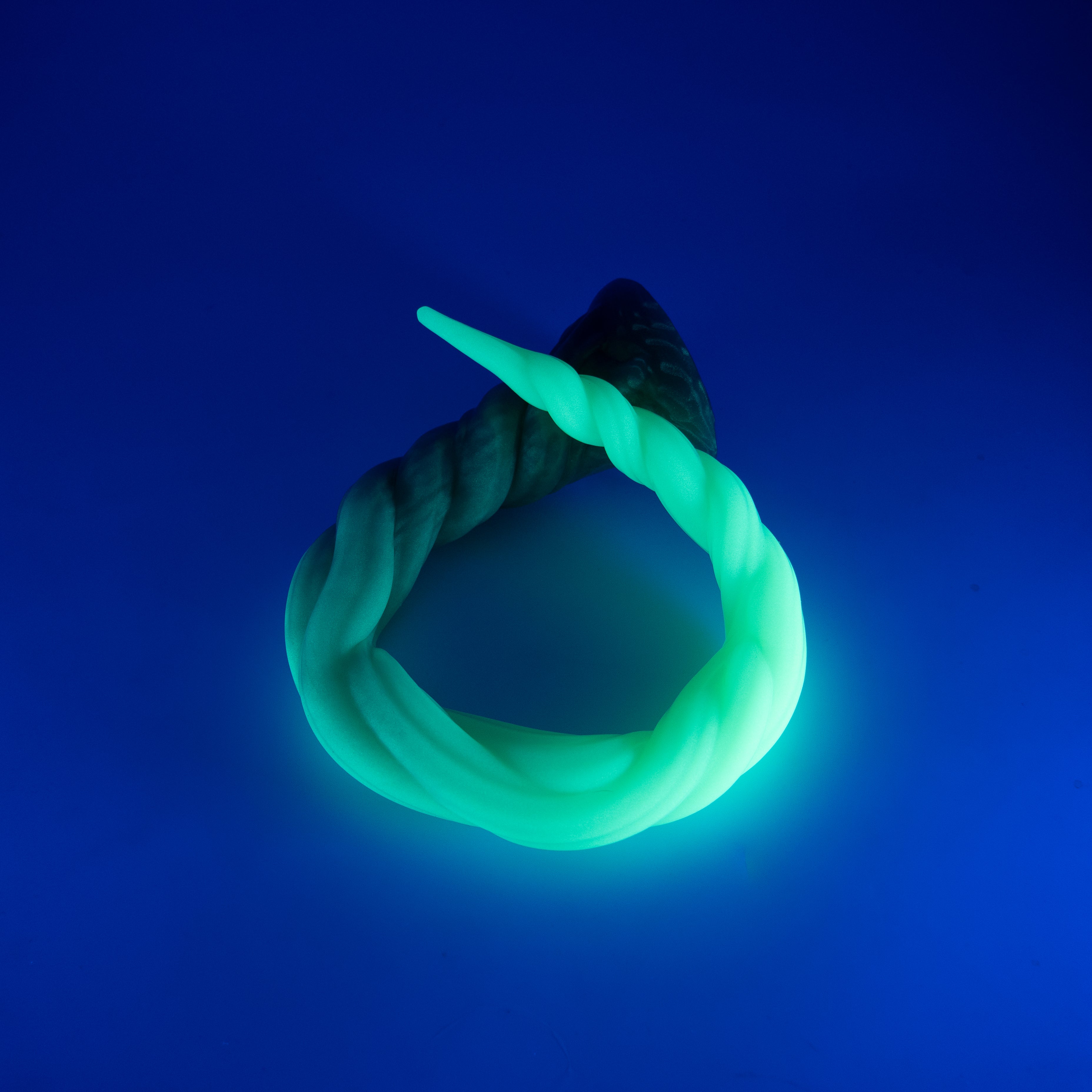S3MJQ42 Sera's Horn Medium 0050 UV GITD