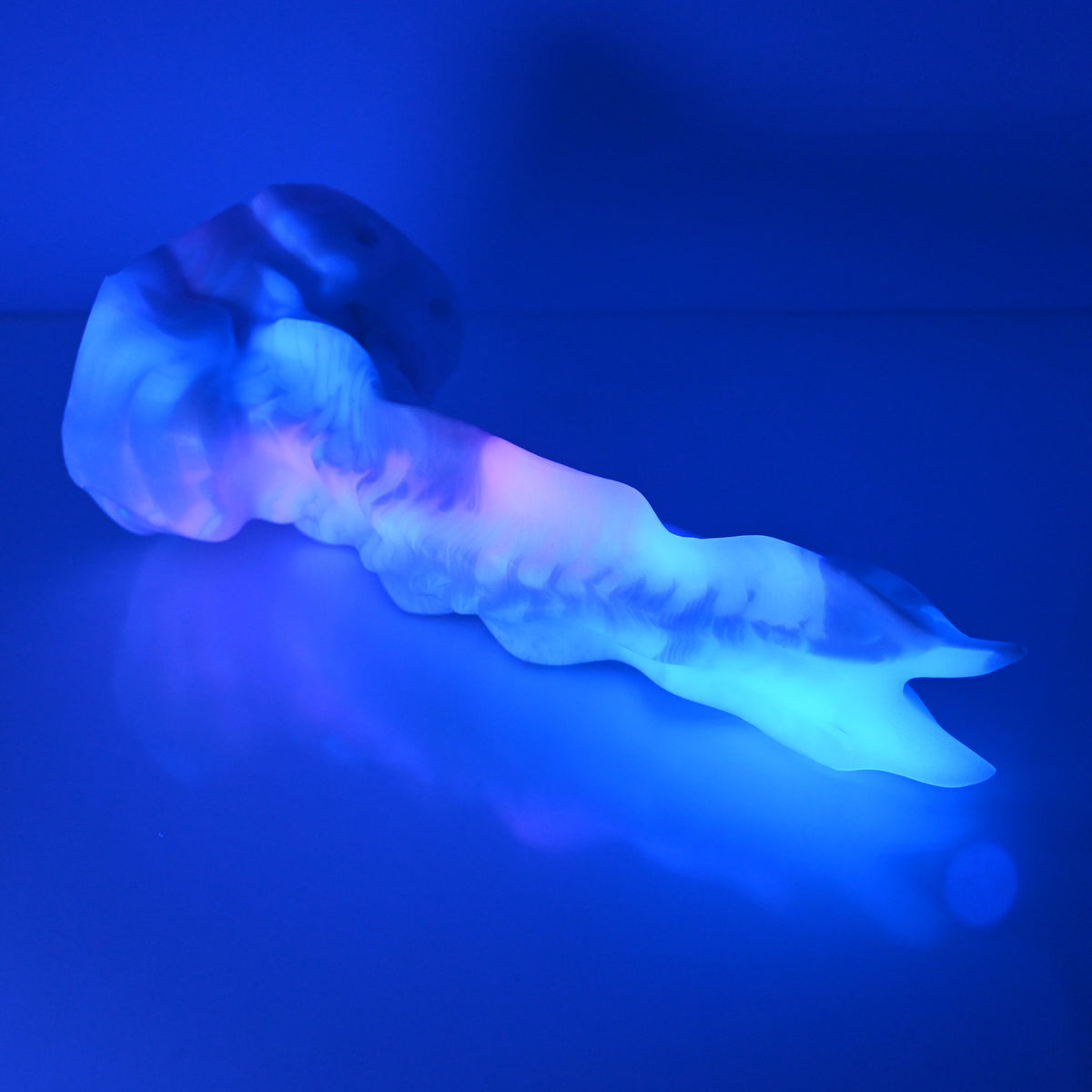 V3MDN62 Snark's Maw Medium 0050 UV GITD CS