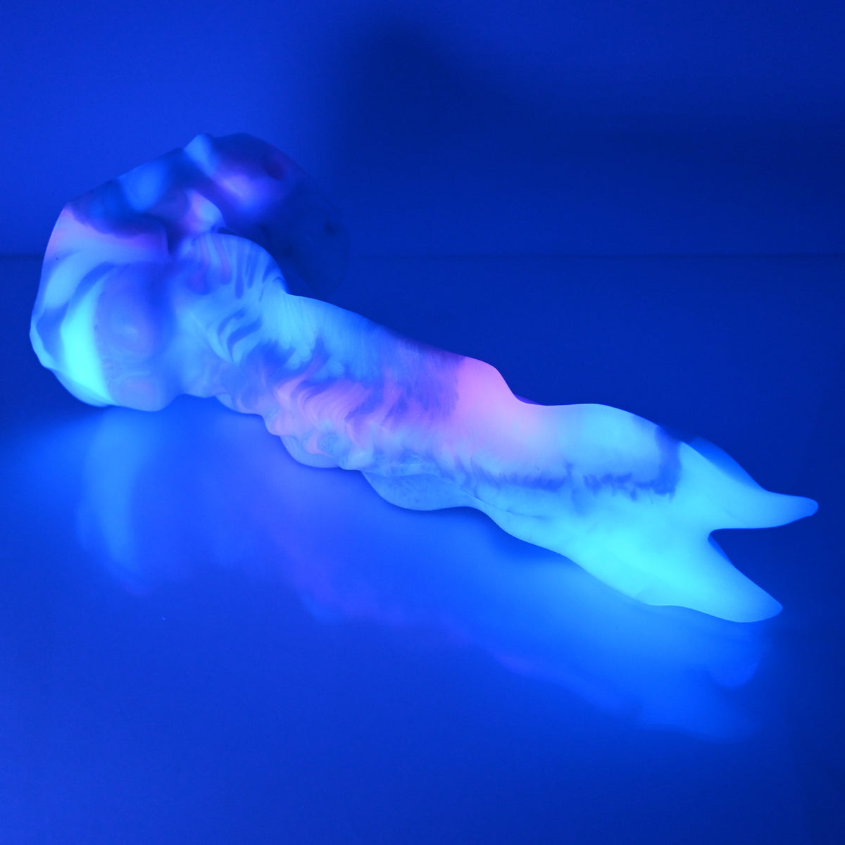 V4MDN63 Snark's Maw Large 0050 UV GITD CS