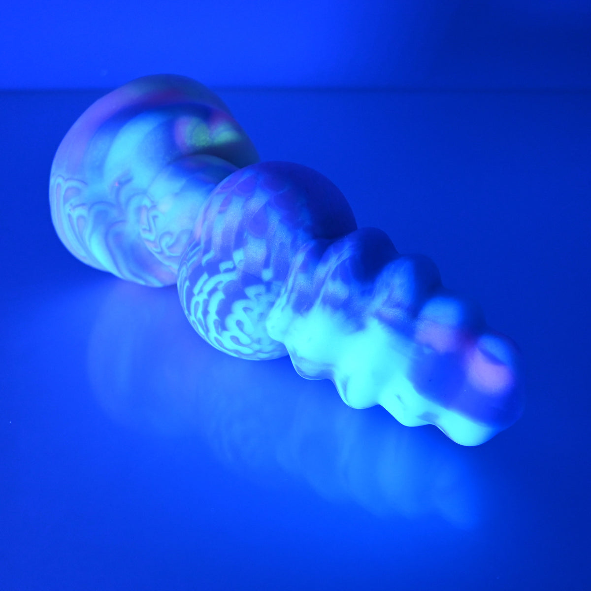 P3MBQ08 Pluto Medium 0050 UV GITD