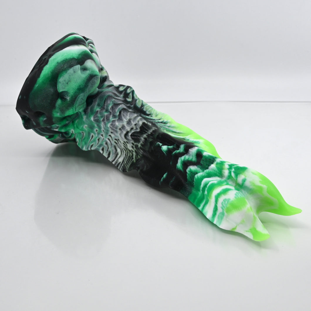 V3MCG05 Snark's Maw Medium 0050 UV GITD