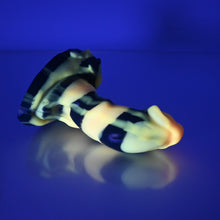 Load image into Gallery viewer, R2MCN88 Oberon Small 0050 UV GITD
