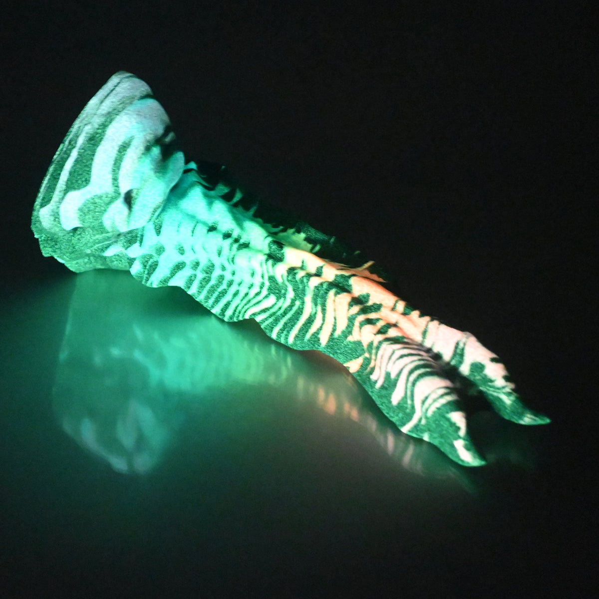 V3SDM18 Snark's Maw Medium 0030 UV GITD